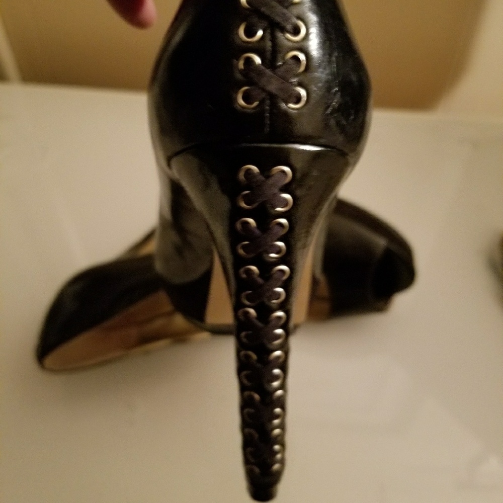 Peep toe shoe